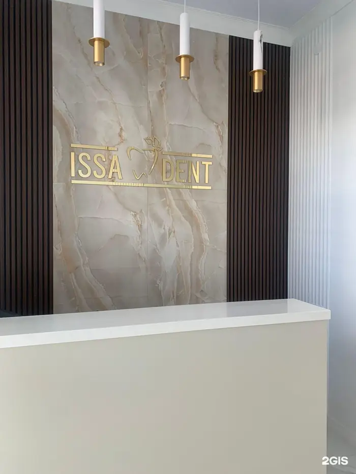 Ресепшн Issa Dent: золотой логотип на мраморной стене